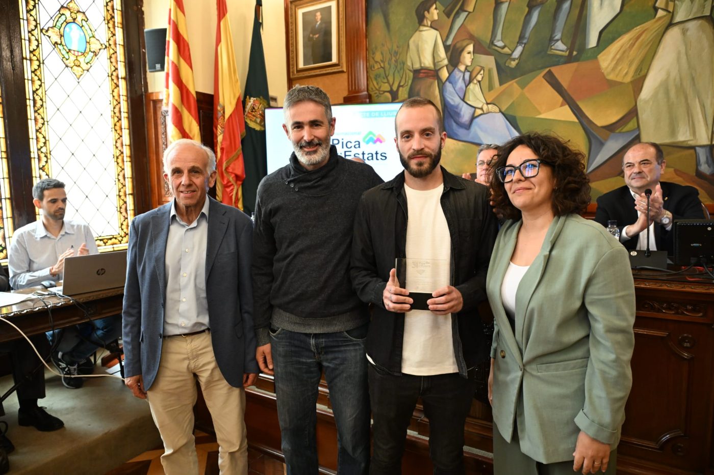 Foto de l'entrega del guardó, d'esquerra a dreta, Josep Queró, Marc Garriga, Marc Obiols i Laura Alcalde